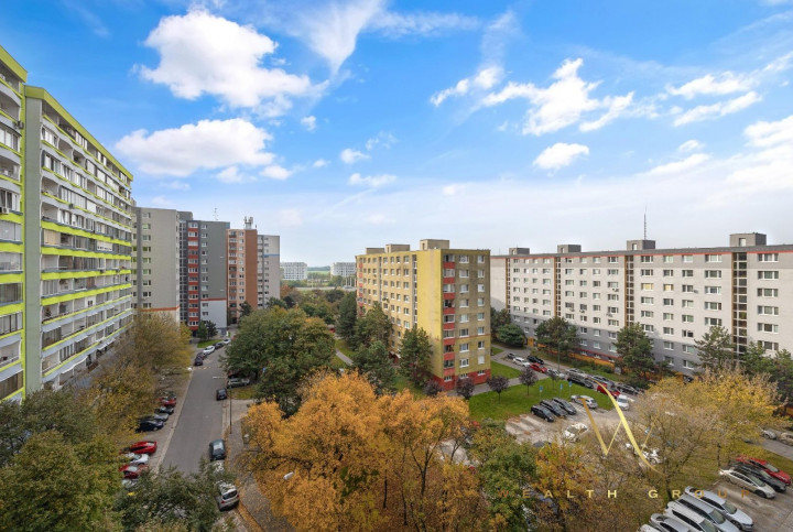 Priestranný veľkometrážny 3-izbový byt po kompletnej rekonštrukcii na predaj, Vigľašská ulica-Petržalka